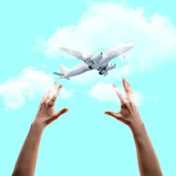 Colagem de arte contemporânea, design moderno. Humor de verão. mãos humanas pegar grande avião voador no céu azul — Fotografia de Stock