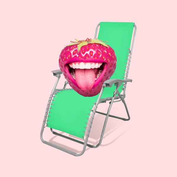 Colagem de arte contemporânea, design moderno. Humor de verão. Morango com grande boca feminina descansando na praia em rosa — Fotografia de Stock