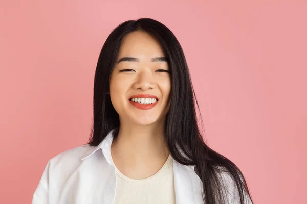 Aziatische jonge vrouwen portret op roze studio achtergrond. Concept van menselijke emoties, gezichtsuitdrukking, jeugd, verkoop, reclame. — Stockfoto