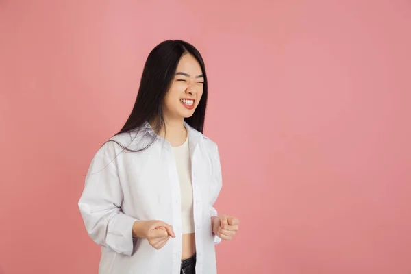 Retrato de mujeres jóvenes asiáticas sobre fondo de estudio rosa. Concepto de emociones humanas, expresión facial, juventud, ventas, anuncio. —  Fotos de Stock