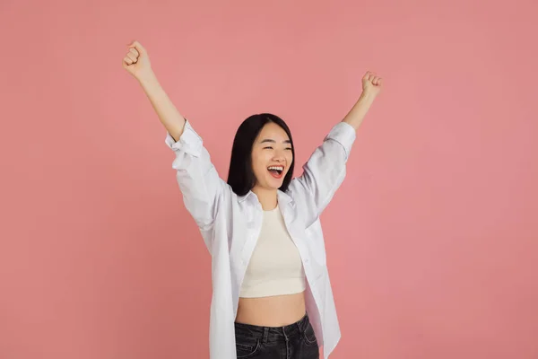 Retrato de mujeres jóvenes asiáticas sobre fondo de estudio rosa. Concepto de emociones humanas, expresión facial, juventud, ventas, anuncio. — Foto de Stock
