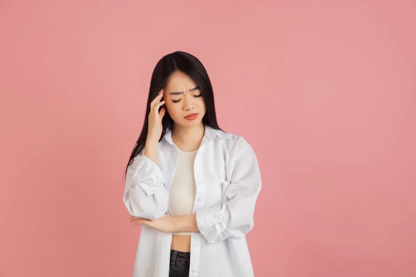 Retrato de mujeres jóvenes asiáticas sobre fondo de estudio rosa. Concepto de emociones humanas, expresión facial, juventud, ventas, anuncio. —  Fotos de Stock