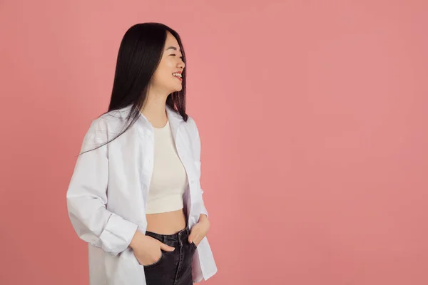 아시아젊은 여성들 이 분홍색 스튜디오 배경 사진을 찍고 있습니다. 인간의 감정의 개념, 표정, 젊음, 판매, 광고. — 스톡 사진