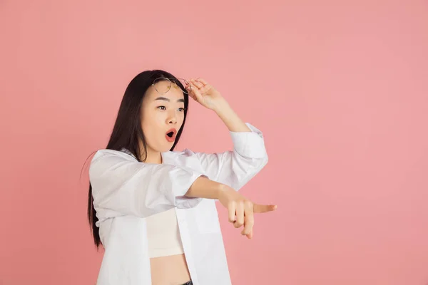 Retrato de mujeres jóvenes asiáticas sobre fondo de estudio rosa. Concepto de emociones humanas, expresión facial, juventud, ventas, anuncio. —  Fotos de Stock