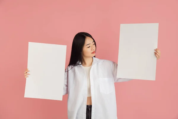 アジアの若い女性の肖像画ピンクのスタジオの背景に。人間の感情の概念,顔の表情,若者,販売,広告. — ストック写真