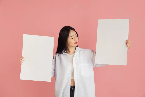 Retrato de mujeres jóvenes asiáticas sobre fondo de estudio rosa. Concepto de emociones humanas, expresión facial, juventud, ventas, anuncio. —  Fotos de Stock