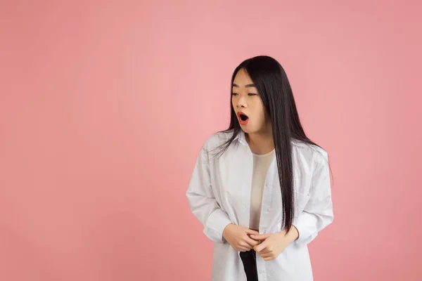 Retrato de mujeres jóvenes asiáticas sobre fondo de estudio rosa. Concepto de emociones humanas, expresión facial, juventud, ventas, anuncio. — Foto de Stock