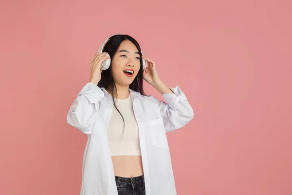 Retrato de mujeres jóvenes asiáticas sobre fondo de estudio rosa. Concepto de emociones humanas, expresión facial, juventud, ventas, anuncio. —  Fotos de Stock