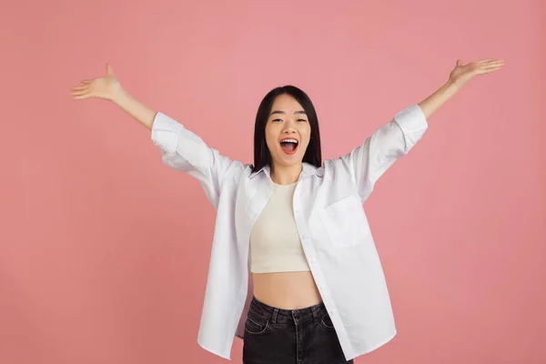 Retrato de mujeres jóvenes asiáticas sobre fondo de estudio rosa. Concepto de emociones humanas, expresión facial, juventud, ventas, anuncio. —  Fotos de Stock