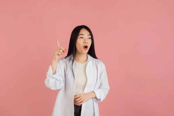 Ázsiai fiatal nők portré rózsaszín stúdió háttér. Fogalom az emberi érzelmek, arckifejezés, fiatalok, értékesítés, reklám. — Stock Fotó
