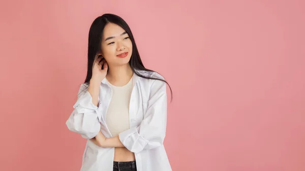 Retrato de mujeres jóvenes asiáticas sobre fondo de estudio rosa. Concepto de emociones humanas, expresión facial, juventud, ventas, anuncio. — Foto de Stock