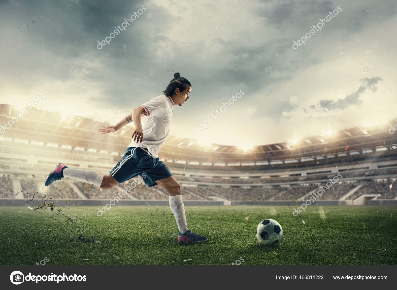 Jogador De Futebol Ou Futebol Em Ação No Estádio Com Lanternas