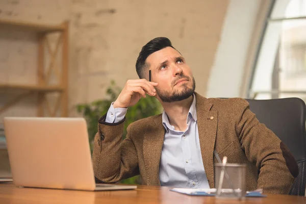 El hombre que trabaja en la oficina moderna utilizando dispositivos y aparatos durante la reunión creativa. — Foto de Stock