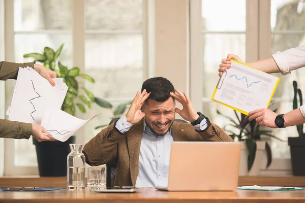 Man werkt in modern kantoor met behulp van apparaten en gadgets tijdens creatieve vergadering. — Stockfoto