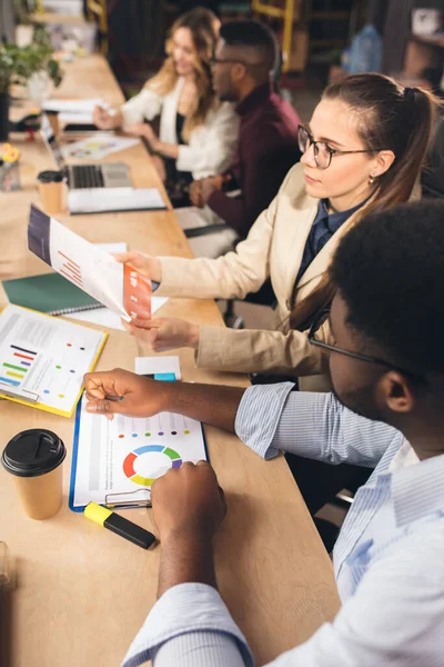 Colegas trabajando juntos en la oficina moderna utilizando dispositivos y dispositivos durante las negociaciones — Foto de Stock