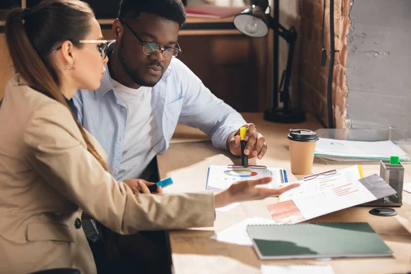 Kollegen arbeiten im modernen Büro mit Geräten und Gadgets während der Verhandlungen zusammen — Stockfoto