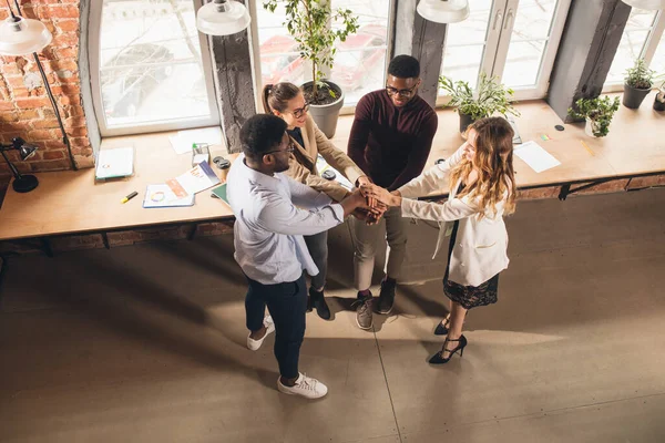 Colegas que trabajan juntos en la oficina moderna utilizando dispositivos y dispositivos durante las negociaciones. Vista superior. —  Fotos de Stock