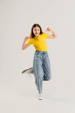 Beyaz kız, beyaz stüdyo arka planında izole edilmiş. Kopyalama. Çocukluk, eğitim, duygu kavramı