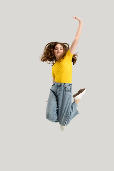 Menina caucasiana isolado no fundo do estúdio branco. Espaço de cópia. Infância, educação, conceito de emoções — Fotografia de Stock