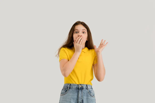 Ragazza caucasica isolata su sfondo bianco studio. Copyspace. Infanzia, educazione, emozioni concetto — Foto Stock