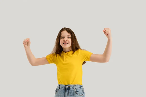 Chica caucásica aislado en fondo de estudio blanco. Copyspace. Infancia, educación, concepto de emociones — Foto de Stock