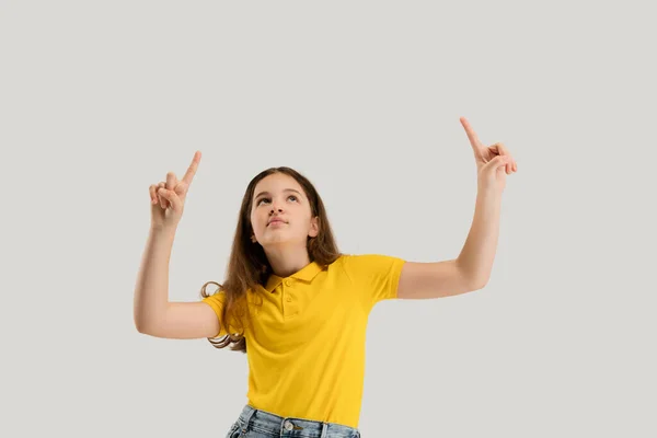 Ragazza caucasica isolata su sfondo bianco studio. Copyspace. Infanzia, educazione, emozioni concetto — Foto Stock