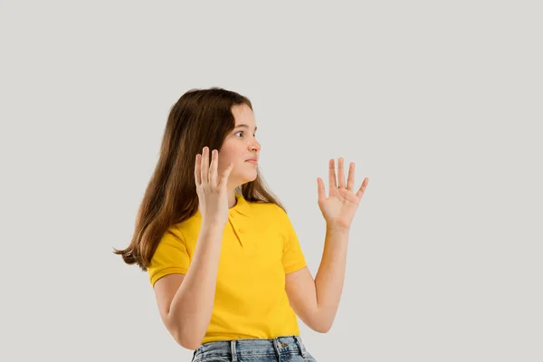 Fille blanche isolée sur fond de studio blanc. Copyspace. Enfance, éducation, concept des émotions — Photo