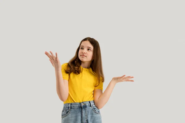 Chica caucásica aislado en fondo de estudio blanco. Copyspace. Infancia, educación, concepto de emociones — Foto de Stock