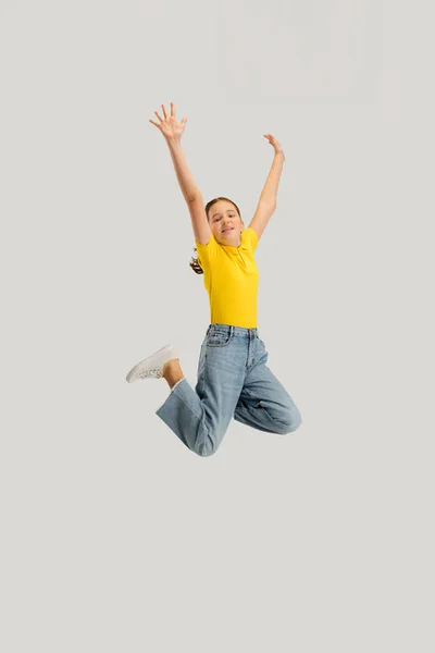 Blank meisje geïsoleerd op witte studio achtergrond. Kopieerruimte. Jeugd, onderwijs, emotie concept — Stockfoto