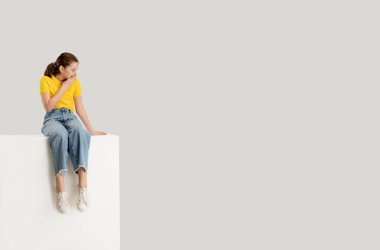 Beyaz kız, beyaz stüdyo arka planında izole edilmiş. Kopyalama. Çocukluk, eğitim, duygu kavramı