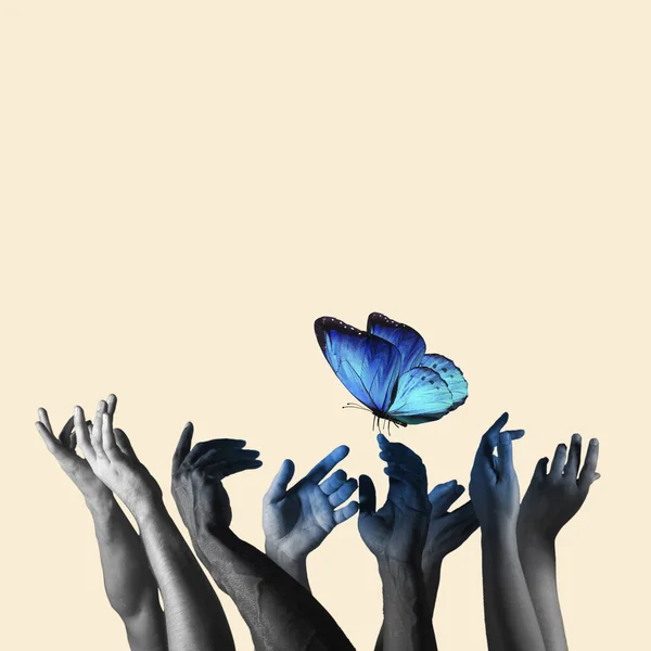 Collage zeitgenössischer Kunst, modernes Design. Retro-Stil. Menschliche Hände fangen schönen blauen Schmetterling auf pastellgelbem Hintergrund — Stockfoto