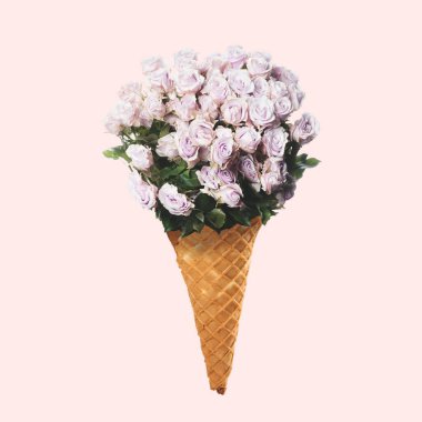 Çağdaş sanat kolajı, modern tasarım. Retro tarzı. Pastel arka planda güller açan bir parfüm şişesi.