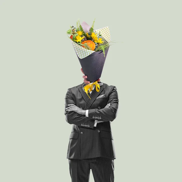 Collage de arte contemporáneo, diseño moderno. Estilo retro. Hombre encabezado con ramo de hermosas flores de primavera sobre fondo pastel — Foto de Stock