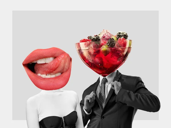 Collage d'art contemporain, design moderne. Style rétro. Couple dirigé avec un cocktail savoureux avec des baies et une grande bouche féminine sur fond pastel — Photo