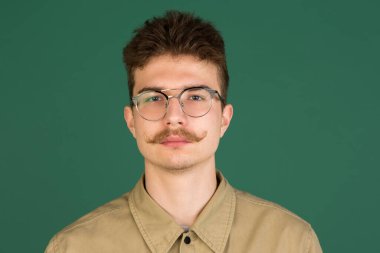 Beyaz adam portresi, yeşil stüdyo arka planında kopyalanmış.