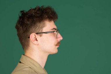 Beyaz adam portresi, yeşil stüdyo arka planında kopyalanmış.