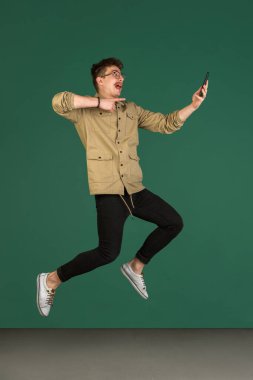 Beyaz adam portresi, yeşil stüdyo arka planında kopyalanmış.