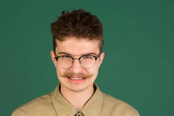 Caucásico mans retrato aislado sobre verde estudio fondo con copyspace —  Fotos de Stock