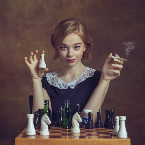 Junge Frau in Kunstaktion isoliert auf braunem Hintergrund. Retro-Stil, Vergleich des Epochenkonzepts. — Stockfoto