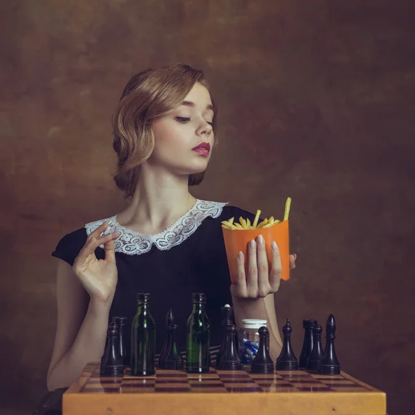 Mujer joven en acción artística aislada sobre fondo marrón. Estilo retro, comparación de conceptos de eras. —  Fotos de Stock