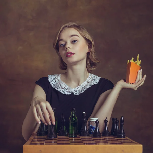 Mujer joven en acción artística aislada sobre fondo marrón. Estilo retro, comparación de conceptos de eras. —  Fotos de Stock