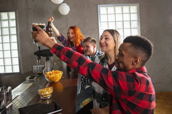 Een groep vrienden die samen naar een sportwedstrijd kijken. Emotionele fans juichen voor favoriete team, kijken naar spannende wedstrijd. Begrip vriendschap, vrijetijdsbesteding, emoties — Stockfoto