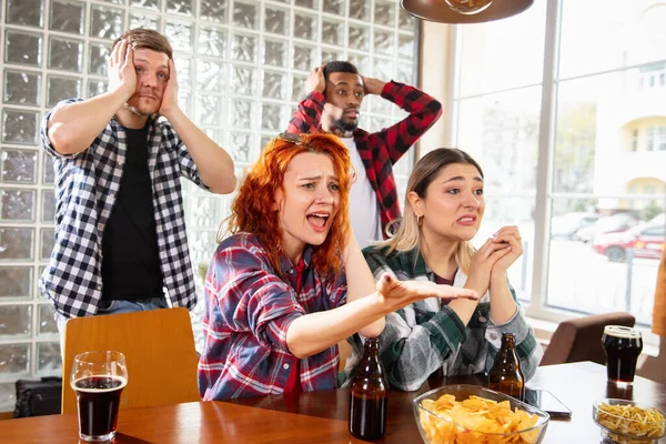 Een groep vrienden die samen naar een sportwedstrijd kijken. Emotionele fans juichen voor favoriete team, kijken naar spannende wedstrijd. Begrip vriendschap, vrijetijdsbesteding, emoties — Stockfoto