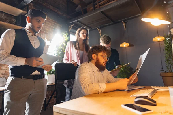 Colegas trabajando juntos en la oficina moderna utilizando dispositivos y dispositivos durante la reunión creativa — Foto de Stock