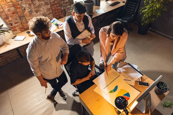 Colegas trabajando juntos en la oficina moderna utilizando dispositivos y dispositivos durante la reunión creativa — Foto de Stock