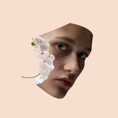 Modern tasarım, çağdaş sanat kolajı. İlham, fikir, modaya uygun şehir dergisi tarzı. Pastel sarı arka planda kadın yüzü var.