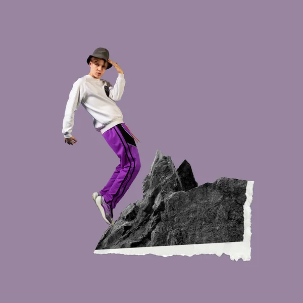 近代的なデザイン、現代美術のコラージュ。インスピレーション、アイデア、流行の都市雑誌のスタイル。パステル紫の背景に山の上に立つ若い男 — ストック写真