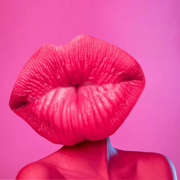 Modern design, hedendaagse kunst collage. Inspiratie, idee, trendy urban magazine stijl. vrouwelijk lichaam hoofd met grote kussen lippen op paarse achtergrond — Stockfoto