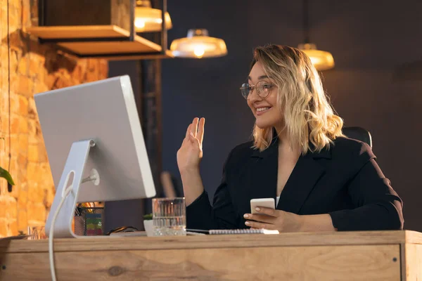 Femme d'affaires, gestionnaire travaillant dans un bureau moderne en utilisant des appareils et des gadgets — Photo