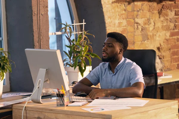 Afrikanischer Geschäftsmann, Manager, der in modernen Büros mit Geräten und Geräten arbeitet — Stockfoto